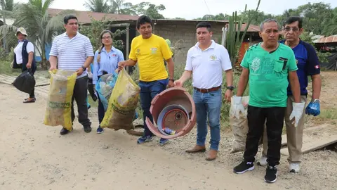 Autoridades locales participaron del recojo. Foto: Diresa.
