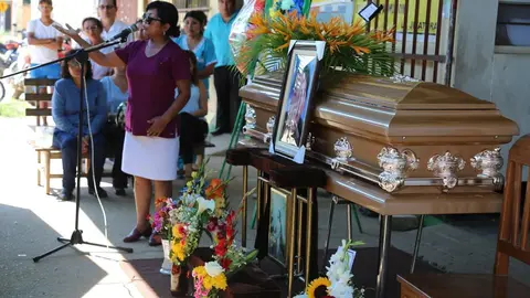 Compañeros de Jorge Cabrera le dieron el ultimo adiós. Foto: Diresa Madre de Dios.