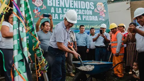Gobernador Hidalgo colocando la primera piedra en la obra del jardín Las Palmeras. Foto: Goremad.