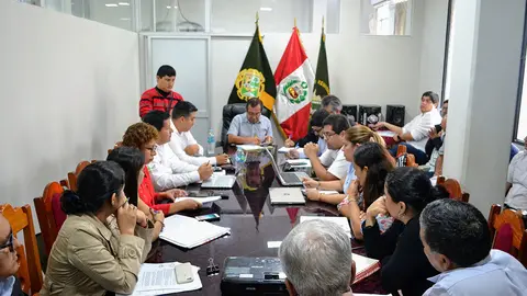Reunión encabezada por el gobernador de Madre de Dios y el jefe nacional de AGROIDEAS. Foto: Minagri.