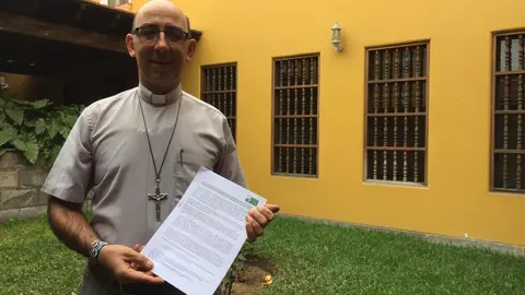 Monseñor David Martínez, minutos después de recibir la carta del FOSPA. Foto: Caaap