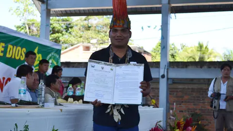Representante de la comunidad nativa de Boca Pariamanu recibe el título de propiedad. Foto: Minagri