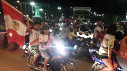 Decenas de maldonadinos salieron a celebrar a la Plaza de Armas. Foto: Radio Madre de Dios.