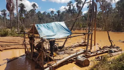 Maquinaria y equipos de mineros ilegales fueron destruidos. Foto: PNP.