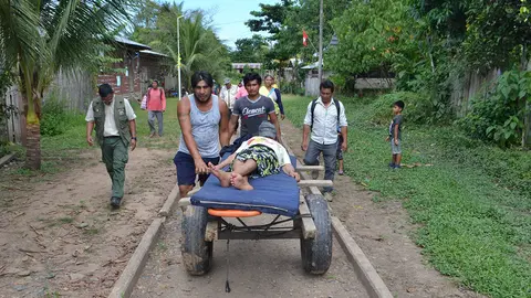 Anciana llegó desde la Comunidad Nativa Diamante para cobrar beneficio social. Foto: Radio Madre de Dios