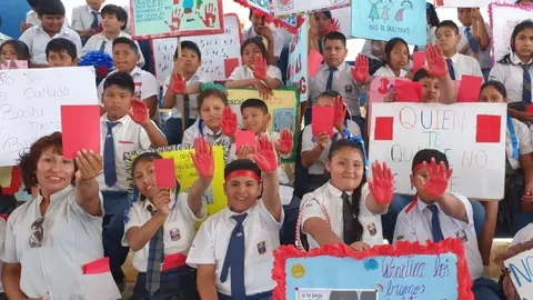 Foto referencial: Escolares de Madre de Dios participan en la campaña "Sácale tarjeta roja a la violencia".