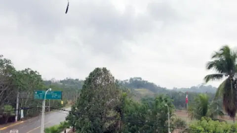 Los niveles de material particulado en el ambiente del distrito de Iñapari, provincia de Tahuamanu, región Madre de Dios, debido a los incendios forestales que se registran, disminuirían durante el resto del día, informó el Ministerio del Ambiente (Minam).

