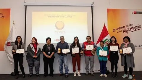 Suárez al lado de los demás ganadores de las distintas categorías. Foto: Mincetur.