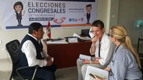 Jefe de la ODPE Tambopata y observadores de la Unión Europea. Foto:Difusión.