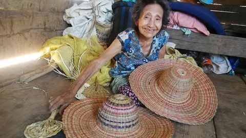 La maestra artesana Elsa Viaeja sigue trabajando día tras día en su casa de la comunidad nativa Palma Real. Foto: Beatriz García (CAAAP)