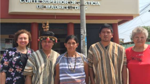 Presidente de la Comunidad Mashiguenga “Poyentimari”, Eva Cárdenas y su hijo, junto con abogada del
IIDS, Raquel Yrigoyen Fajardo, y la misionera Manuela Carpio. / (Archivo fotográfico: IIDS)
