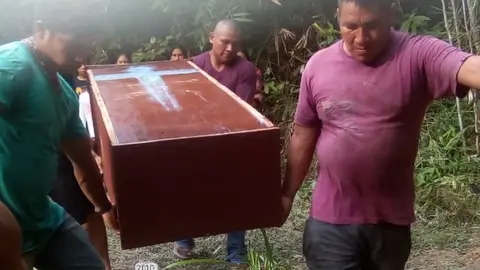 Los restos de Héctor Saldoval fueron enterrados hoy por la tarde en un ataúd hecho por la comunidad. Foto: cedida.