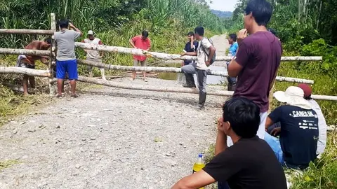Imagen del cierre de la carretera de Shintuya, que fue eliminado por la Policía el último 21 de mayo. Foto: COHARYIMA