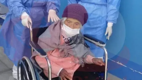 Ella es Melchora Ortiz Morales, la anciana de 99 años que tras superar el covid-19 se reencontró con su familia. Foto: ANDINA/Difusión

