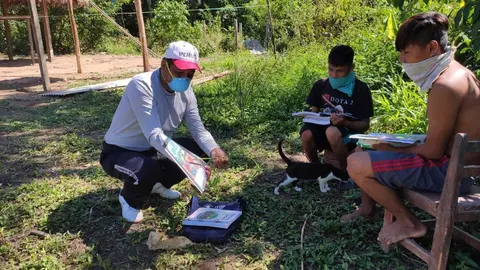 Profesor enseñando casa por casa al interior del Parque Nacional del Manu. Foto: COHARYIMA

