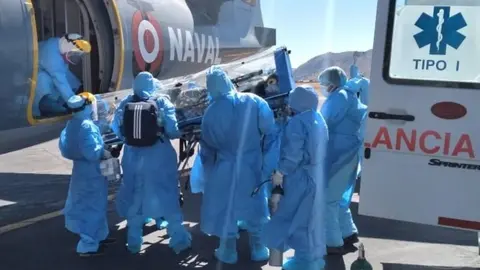 EsSalud y Marina de Guerra trasladan a médico infectado con coronavirus desde Juliaca hacia Hospital Edgardo Rebagliati.

