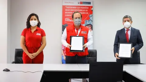 Viceministro de Mype e Industria, José Salardi (al centro) presenta convenio con Notarios para la formalización de las mypes. Foto: Cortesía.

