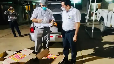 Obispo de Puerto Maldonado hace entrega de 13 000 medicamento a director de la Diresa,