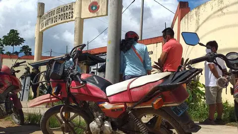Frente al cementerio San Martín de Porres permanecía la moto con la que se trasladó por años el reconocido dirigente mototaxista, Roberto Romero Merma.