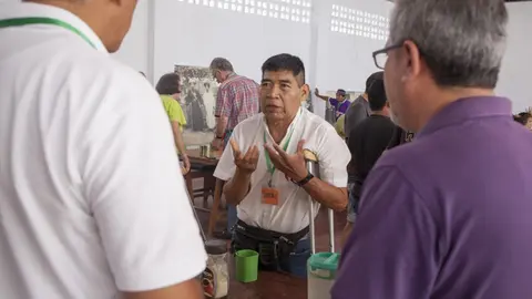 Manuin, durante la asamblea pre-sinodal celebrada en Yurimaguas, conversando con Mons. Vizcarra e Ismael Vega. Foto: CAAAP