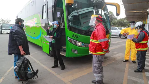 La medición de la temperatura corporal es una medida de bioseguridad de obligatorio cumplimiento en el protocolo sanitario de transporte terrestre de ámbito nacional y regional, que elaboró el Ministerio de Transportes y Comunicaciones, en coordinación con el Ministerio de Salud. ANDINA/Difusión.