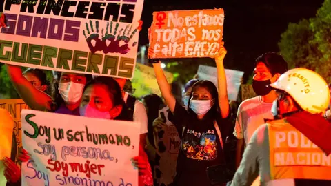 Con motivo del 25 de noviembre colectivos de Puerto Maldonado convocaron a una vigilia en memoria de Freysi y de todas las víctimas de la violencia machista. Foto: Pavel Martiarena.