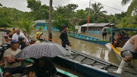 Se trasladó a más de 70 de pobladores de la Comunidad Nativa Amarakaeri- Boca Inambari, afectados por las inundaciones. Foto: Goremad.