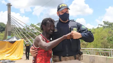 Imagen que expresa el fin de la tensión entre los migrantes y las autoridades policiales. Foto: Radio Madre de Dios