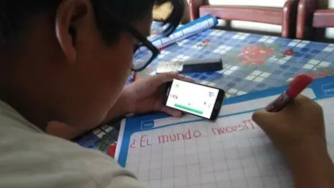 Los Centros de Educación Básica Alternativa (CEBA) son los encargados de administrar esa modalidad de educación para que hombres y mujeres mayores de 14 años vuelvan a insertarse en el sistema educativo, y terminen su educación primaria y secundaria sin problemas. ANDINA/ Minedu