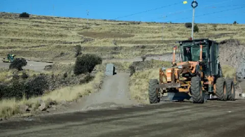 Al brindar mantenimiento y mejorar las vías en todas las regiones del país, también se ha logrado mejorar el traslado de productos agrícolas hacia los mercados de abastos.