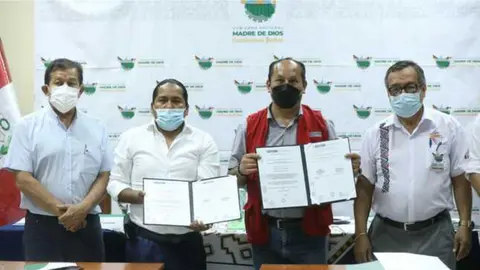 El titular del MTC, Juan Silva, entregó el contrato para el mejoramiento de la carretera Flor de Acre-Pucará, en región Madre de Dios. Foto: ANDINA/Difusión