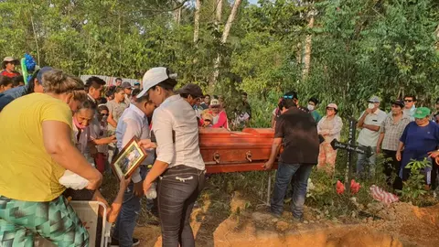 Momento de la despedida a Roberto Carlos Pacheco en septiembre de 2020, en la comunidad San Juan. Foto: Comité de Gestión de la Reserva Tambopata y Jefatura de la Reserva Tambopata