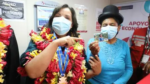 Foto: El Ministerio de Desarrollo e Inclusión Social (Midis) informó que del primer grupo de beneficiarios del apoyo económico Yanapay Perú, conformado por usuarios de los programas sociales Juntos, Pensión 65 y Contigo, un total de 933 639 personas cobraron los S/350 del subsidio monetario desde el 13 de setiembre a la fecha.
En la distribución de este apoyo económico, 641 529 personas son usuarias del programa Juntos, 265 089 pertenecen al programa Pensión 65, y 27 021 personas con discapacidad del programa Contigo.
La titular del Midis, Dina Ercilia Boluarte, en su reciente viaje de trabajo al distrito de Cayma, Arequipa, visitó a don Toribio Huamaní, uno de los usuarios del programa Contigo que cobró los S/350 del apoyo económico que le permite atender sus necesidades.
Cabe recordar que el 13 de setiembre la ministra Boluarte verificó en Cañete, de manera directa, los primeros pagos a beneficiarios del apoyo económico Yanapay Perú, y ha continuado realizando esta verificación durante sus labores de supervisión en Lima y en regiones como Arequipa, Ayacucho, Loreto y Puno.
Segundo grupo
La ministra Dina Ercilia Boluarte remarcó que a partir del 5 de octubre se iniciará el pago al segundo grupo de beneficiarios, integrado por ciudadanos que tienen cuentas bancarias, billeteras digitales, cuenta DNI y banca celular.
Las personas pueden ingresar a la plataforma www.yanapay.gob.pe o llamar a la línea telefónica 101 para saber si son o no beneficiarios, y en caso de serlos podrán conocer en dicha plataforma la fecha del cobro según la modalidad que les corresponda.
Los beneficiarios que consideran no necesitar el subsidio y quieran devolver o renunciar al apoyo económico, pueden ingresar al portal casos.yanapay.gob.pe para hacer el trámite respectivo.
En tanto, el tercer grupo de beneficiarios, conformado por personas que residen en comunidades rurales sin sistema financiero, empezarán a cobrar desde el 18 de octubre.
El cuarto y último grupo de beneficiarios, que son los ciudadanos sin cuentas bancarias y que no tienen un celular a su nombre, cobrarán el subsidio a partir del 17 de diciembre.