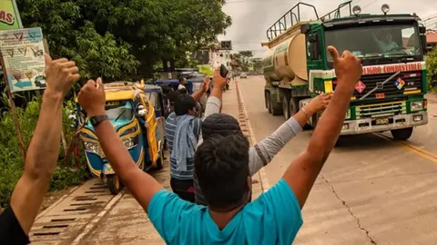 Ciudadanos celebrando la llegada de cisternas. Foto: Pavel Martiarena