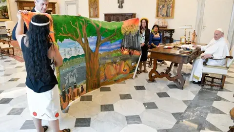 “Papatone” fue una de las obras entregadas al Papa Francisco. Foto: Vatican Media