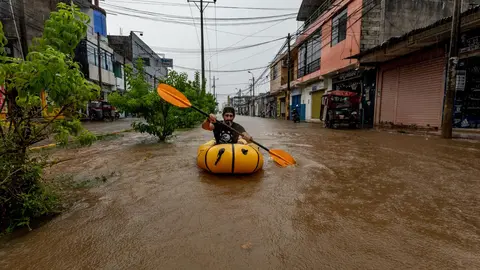 Conoce al hombre que se hizo viral por practicar kayak en las calles de Puerto Maldonado