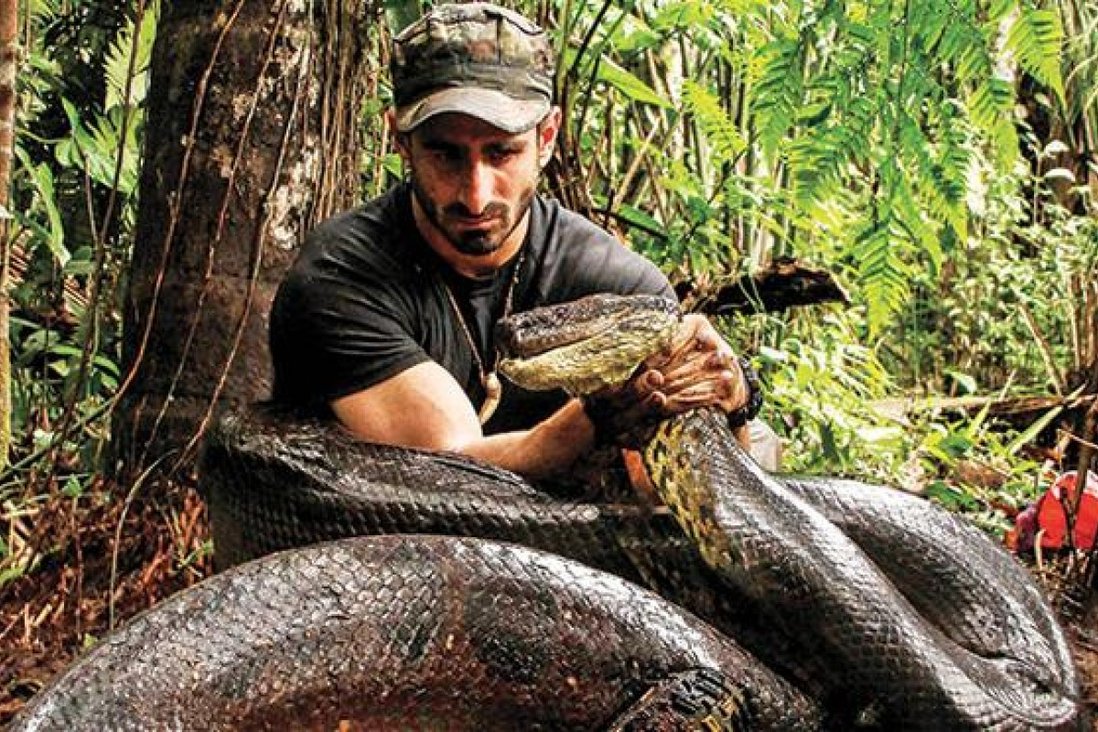 Conoce al hombre que se hizo viral por practicar kayak en
