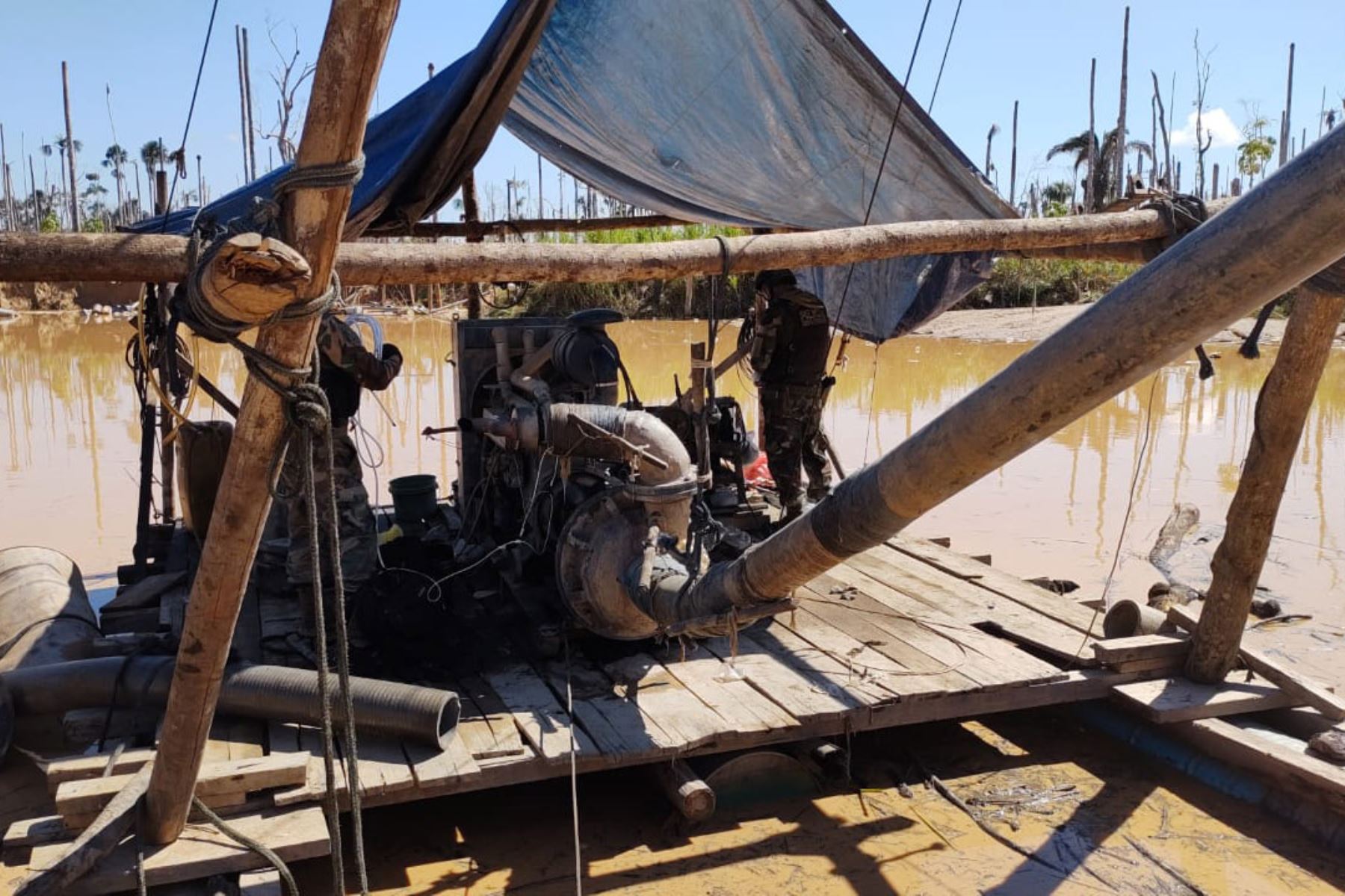 En la zona se descubrieron 11 balsas, 19 motores, 11 caballetes metálicos, 11 bombas de succión, 11 tracas hidráulicas, 396 galones de combustible y 3 motocicletas entre otros bienes y enseres. Foto: ANDINA/Difusión